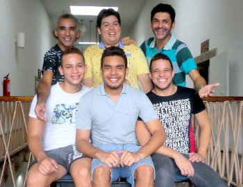 Grupo Tatto, formado por Henrique Celibi, e os atores Filipe, Carlos, Robrio, talo e Flavio. Foto: Limax Filmes/Divulgao  (Henrique Celibi, e os atores Filipe e Carlos, Robrio, talo e Flavio.)