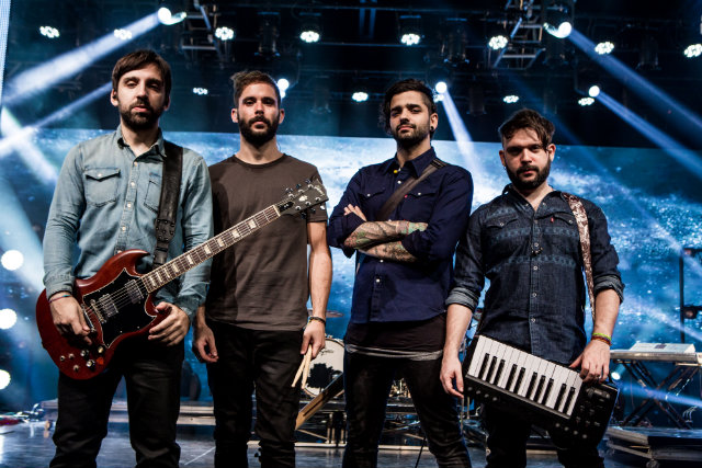 Lucas Silveira (vocal e guitarra), Gustavo Mantovani (guitarra) e os pernambucanos Mrio Camelo (teclado) e Thiago Guerra (bateria) rodam o Brasil com show do DVD Fresno 15 anos ao vivo. Foto: Reproduo/Facebook