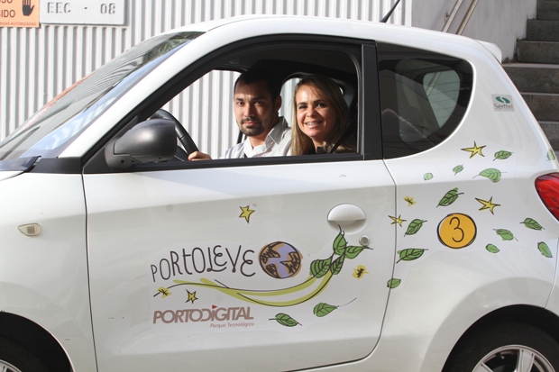 Fernanda Villas Boas e Miguel Farias utilizam o servico do Carro Leve. Foto: Nando Chiappetta/DP/DA Press