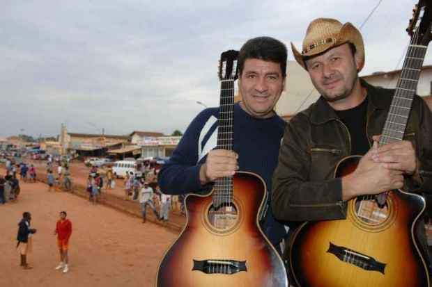 O cantor Chico Rey (esquerda) o lado do irmo Paran: mesmo debilitado depois de transplante renal, ele continuou apresentando show pelo pas. Foto: Correio Braziliense/Reproduo