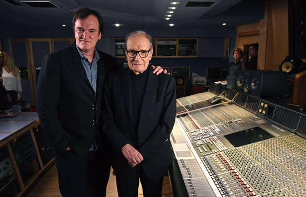 Quentin Tarantino ao lado de Ennio Morricone, compositor da trilha do filme Os Oito Odiados (Foto: Kevin Mazur/ Getty Images/ Universal/ Divulgao)