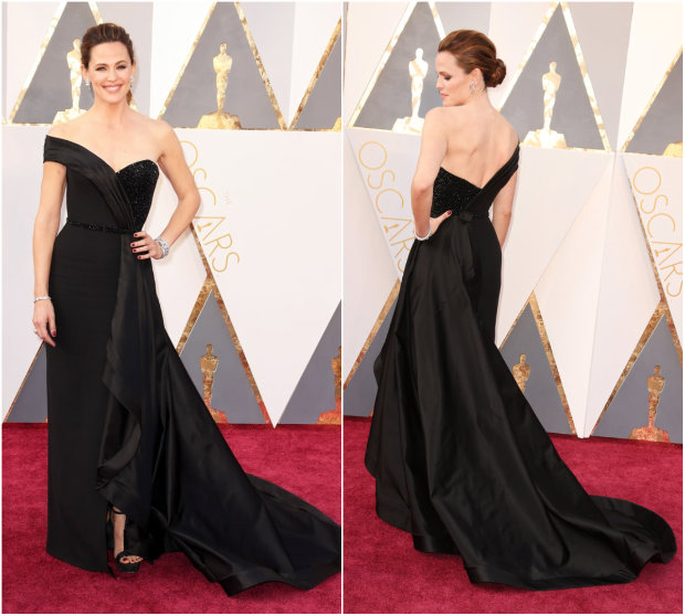 Jennifer Garner exibiu um clássico Versace com fenda, ombro único e brilho. Fotos: The Academy/Reprodução da internet e Getty Images/AFP Jennifer Garner exibiu um clássico Versace com fenda, ombro único e brilho. Fotos: The Academy/Reprodução da internet e Getty Images/AFP