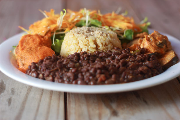 Pratos fartos veganos e lacto-vegetarianos podem ser encontrados no Cozinha Divina, no Poo da Panela. Foto: Brenda Alcntara/Esp.DP