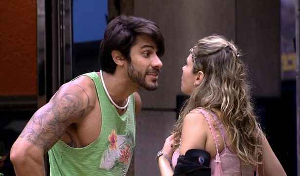 Renan e Ana Paula brigam desde o comeo do programa; a certa altura, brother chegou a tramar com Adlia e Tamiel para irritar a mineira quando estivesse bbada e lev-la a cometer agresso fsica - Foto: TV Globo/Divulgao ( TV Globo/Divulgao)