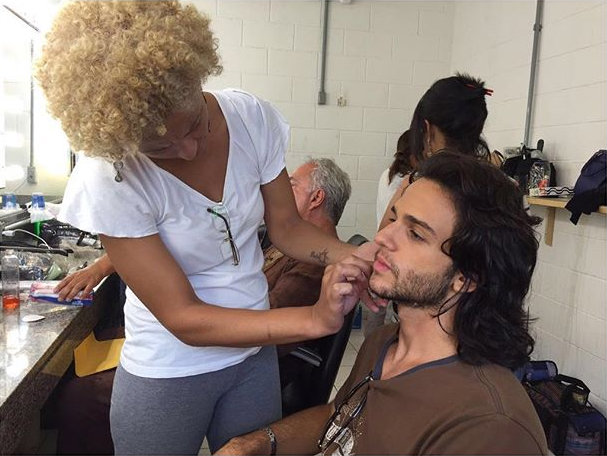 Ator Bruno Ahmed na preparação para entrar no estúdio. Foto: Instagram/Reprodução 