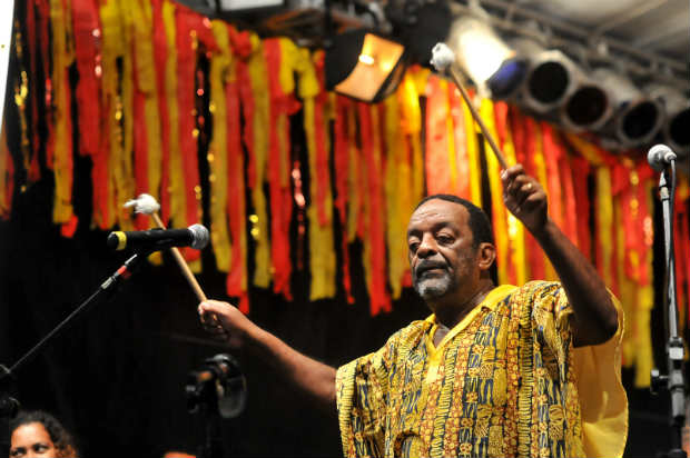 Nan Vasconcelos foi um dos destaques do carnaval do Recife neste ano. Foto: Helder Tavares/DP