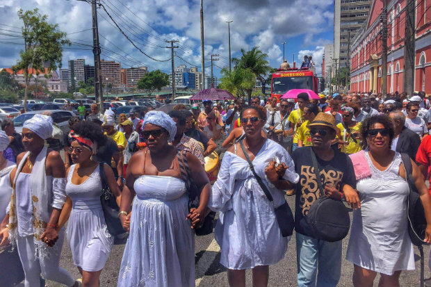 Cortejo foi acompanhado por naes de maracatu. Foto: Karina Morais/DP