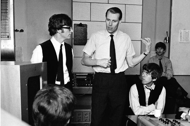 George Martin orienta o quarteto de Liverpool nos primeiros anos. Foto: Site Oficial/Reprodução