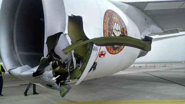 Durante a movimentao em solo a aeronave se soltou do guincho e bateu no caminho. Foto: Facebook/Reproduo