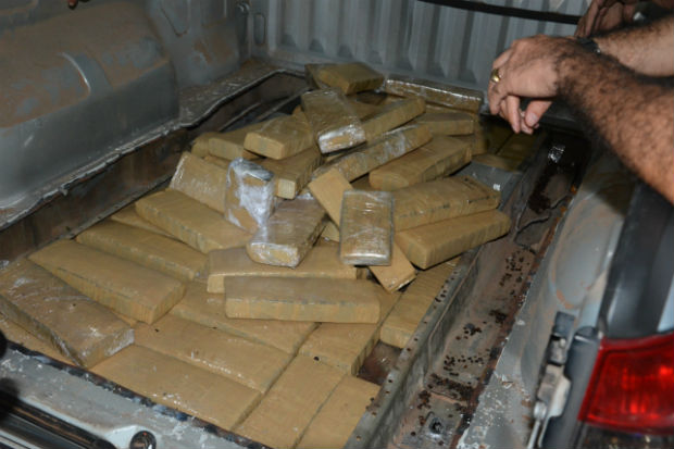 Oitenta e cinco tabletes de maconha estavam escondidos dentro da carroceria do veculo.Foto: PF/ Divulgao