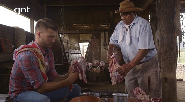 Episódio mostra Rodrigo laçando, matando, limpando e cozinhando um filhote de ovelha. Foto: GNT/Reprodução