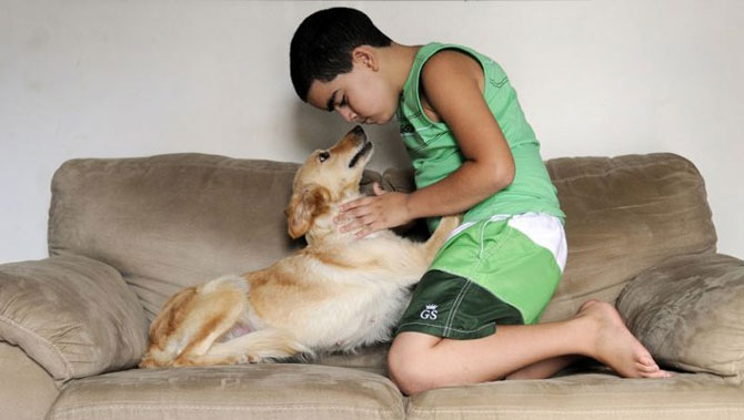 Antes da chegada da cadelinha Mel, Erick, que  autista, tinha dificuldades de relacionamento: hoje, est mais carinhoso e tranquilo.Foto Zuleika de Souza/CB/DA Press