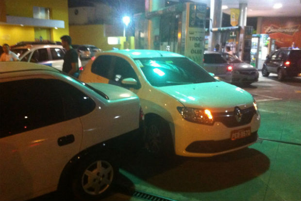 Motorista de txi teria encurralado veculo do Uber na noite deste domingo. Foto: Cortesia