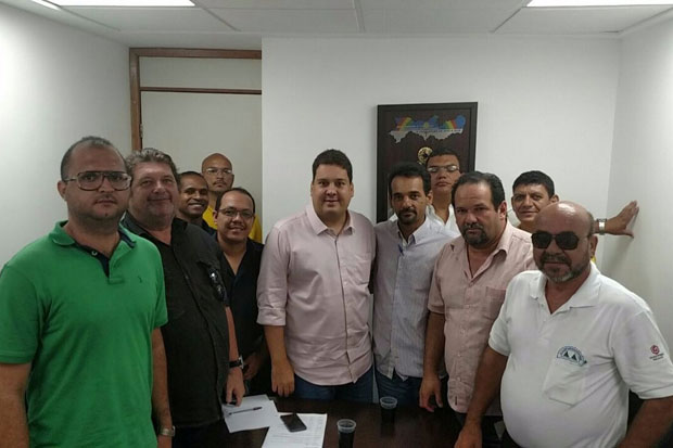 Integrantes da Frente dos Taxistas de Pernambuco reunidos com o deputado estadual Beto Accioly. Foto: Divulgao