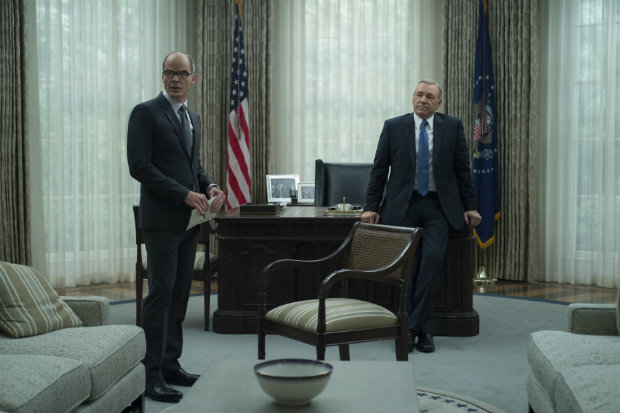 Michael Kelly como Doug Stamper ao lado do presidente Frank Underwood (Kevin Spacey). Foto: David Giesbrecht/Netflix