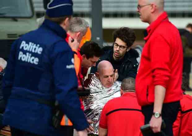 Vtima dos atentados de Bruxelas recebe atendimento perto da estao de metr de Maalbeek. Foto: Emmanuel Dunand/AFP