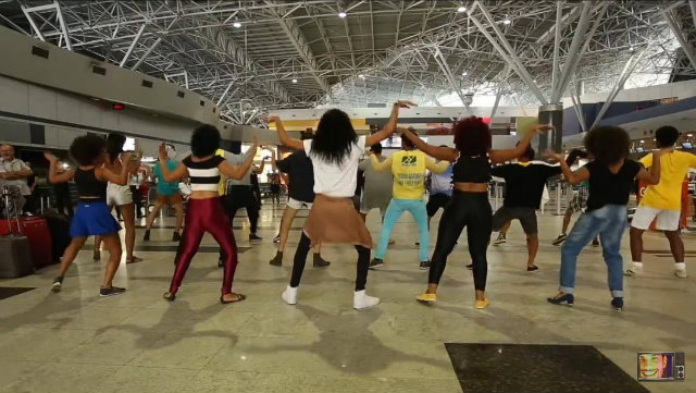 Grupo Army gravou flashmob no Aeroporto dos Guararapes, no Recife. Foto: Carlos Vieira/Divulgao