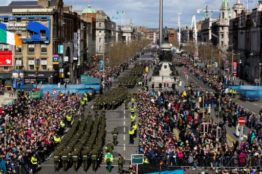 Milhares de irlandeses desfilaram neste domingo em Dublin para comemorar o centenrio da sangrenta "Revolta da Pscoa" de 1916, uma rebelio armada contra o domnio britnico que levou  independncia em 1922.  MAXWELLS - IRISH GOVERNMENT POOL/AFP MAXWELLS 