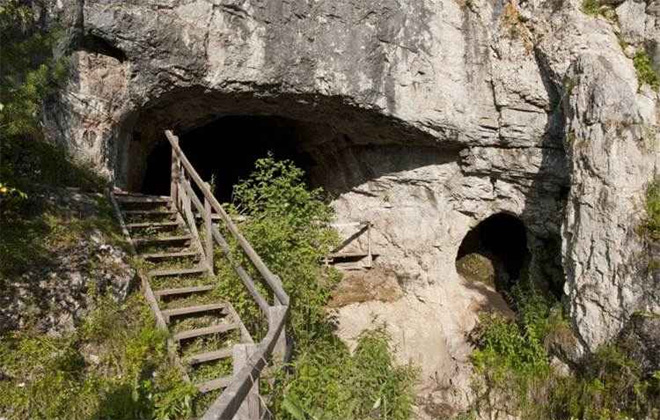 Caverna Denisova, na região da Sibéria, onde foi encontrada a primeira pista da espécie extinta: traços de DNA desse povo estão presentes em parte da população humana atual. Foto: Bence Viola/Divulgação (Caverna Denisova, na região da Sibéria, onde foi encontrada a primeira pista da espécie extinta: traços de DNA desse povo estão presentes em parte da população humana atual. Foto: Bence Viola/Divulgação)