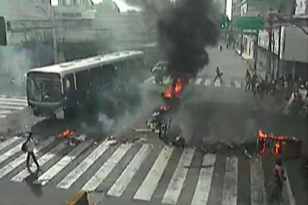 Com pneus queimados, manifestantes fecharam o cruzamento entre a Avenida Norte e a Rua Joo de Barros. Foto: Reproduo/ TV Clube