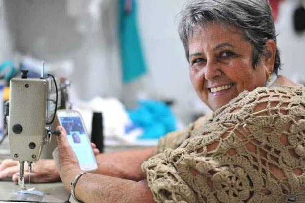 A costureira Gilda Rodrigues usa a internet para se comunicar com a família e os clientes: "Meu celular fica o dia todo comigo, aqui do meu lado". Foto: Helio Montferre/Esp.CB/D.A Press A costureira Gilda Rodrigues usa a internet para se comunicar com a família e os clientes: "Meu celular fica o dia todo comigo, aqui do meu lado". Foto: Helio Montferre/Esp.CB/D.A Press