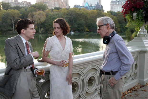 Woody Allen dirige Jesse Eisenberg e Kristen Stewart em Caf Society. Foto: Twitter/Reproduo