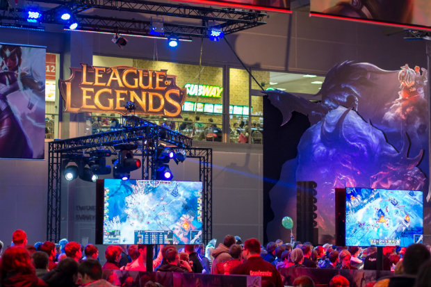 Quem Tweetar com as hashtags dos times e com #FinalCBLol receberá uma foto digital autografada pelo jogadores.
Foto: Reprodução/Sergey Galyonkin/Flickr. Quem Tweetar com as hashtags dos times e com #FinalCBLol receberá uma foto digital autografada pelo jogadores.
Foto: Reprodução/Sergey Galyonkin/Flickr.