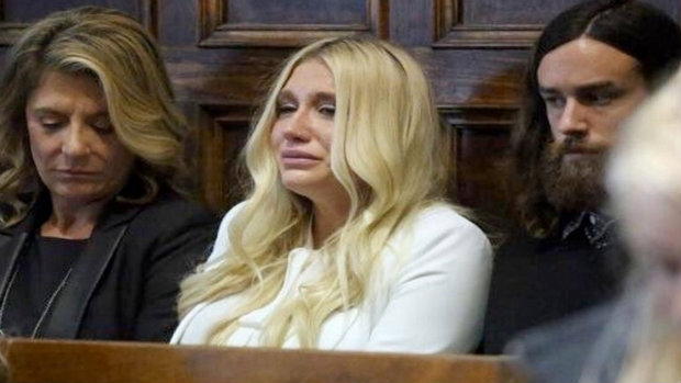 Kesha ainda tem mais trs lbuns a gravar com a Sony. Foto: YouTube/Reproduo