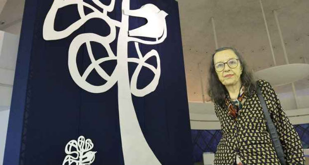 Marianne Peretti e sua escultura mais recente, realizada para uma escola em Recife. Foto: Breno Fortes/CB
