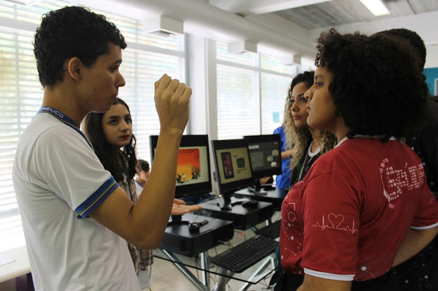 Seis grupos de alunos do ensino mdio exibiram suas ideia a banca de profissionais da tecnologia no evento Decola.
Foto: Divulgao.