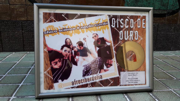 Disco de ouro em congratulação às 100 mil cópias vendidas de Afrociberdelia. Foto: Simone Lourenço/Divulgação Disco de ouro em congratulação às 100 mil cópias vendidas de Afrociberdelia. Foto: Simone Lourenço/Divulgação