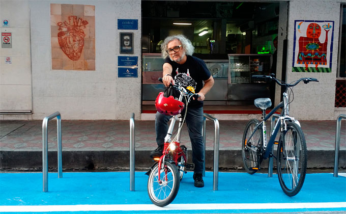 O ciclista e produtor cultural Antnio Gutie, 55 anos, aprovou o bicicletrio em frente ao bar Central. Foto: Max Felipe/Esp DP (O ciclista e produtor cultural Antnio Gutie, 55 anos, aprovou o bicicletrio em frente ao bar Central. Foto: Max Felipe/Esp DP)
