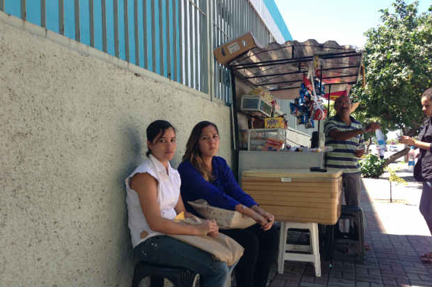 Camila e Manuelle chegaram cedo  sede administrativa da Contax, na avenida Norte, mas no conseguiram deixar os currculos para avaliao. Foto: Augusto Freitas/DP
