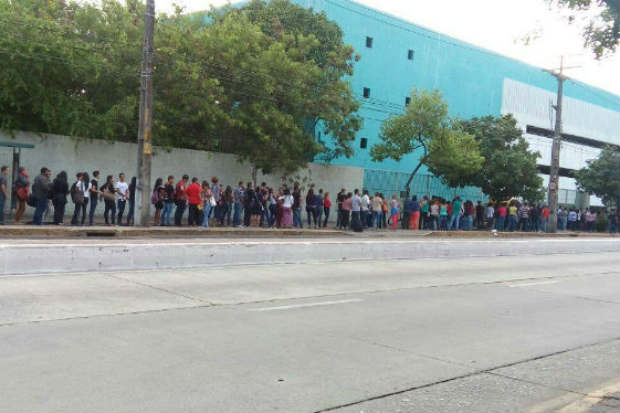 Na ltima quarta-feira, candidatos interessados em trabalhar na Contax formaram fila em frente  sede administrativa da empresa. Foto: Renata Leandro/ Cortesia