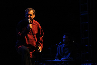 Arnaldo brincava com a haste do microfone, danava e sentava  beira do palco. Foto: Joo Arajo/Divulgao
