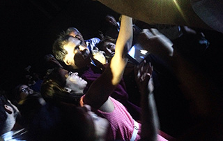 Arnaldo passeou entre os fs, posou para as selfies e continuou a cantar. Foto: Larissa Lins/DP