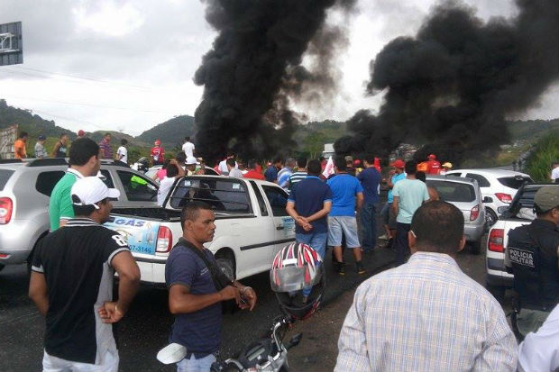  Em Pernambuco, os trabalhadores fecharam algumas rodovias, como a BR-232, nas imediaes de Bonana. Foto: Juliana Martins de Sena/ Reproduo/ Facebook