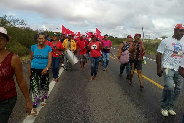 Sem Terra bloqueiam rodovias em Alagoas contra a violncia no campo e em defesa da democracia. Foto: MST/ Divulgao