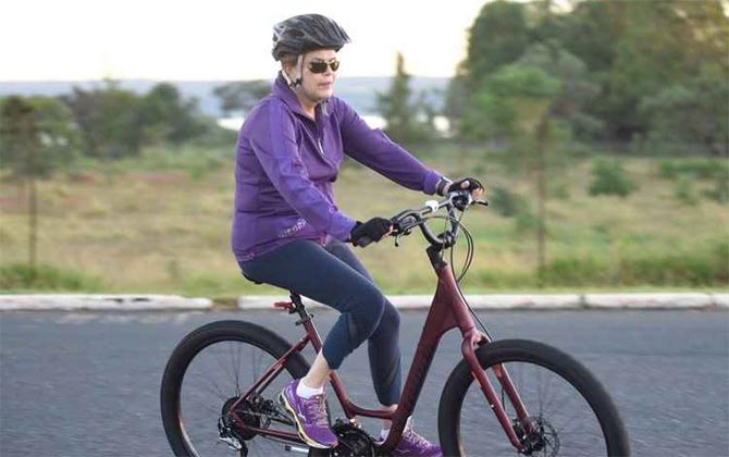 A bicicleta é um dos exercícios favoritos da presidente. Foto: Ed Alves/CB/D.A. Press. A bicicleta é um dos exercícios favoritos da presidente. Foto: Ed Alves/CB/D.A. Press.