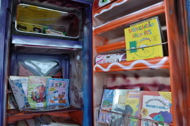 Transeuntes podem pegar livros gratuitos nas duas geladeiras. Foto: Divulgao