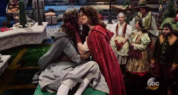 Personagens dão um beijo de amor verdadeiro. Foto: Sony/Reprodução Personagens dão um beijo de amor verdadeiro. Foto: Sony/Reprodução