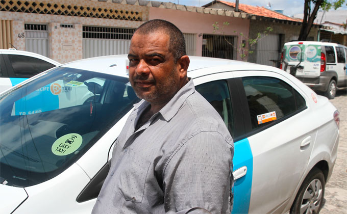 Durante o desentendimento, o taxista Maurcio Pedro do Nascimento, 46 anos, foi levado por um carro do Uber. Foto: Jlio Jacobina/DP (Durante o desentendimento, o taxista Maurcio Pedro do Nascimento, 46 anos, foi levado por um carro do Uber. Foto: Jlio Jacobina/DP)