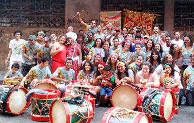 Grupo percussivo Maracaatmico lidera homenagens ao orix Ogum, neste sbado, a partir das 19h, no Bairro do Recife. Foto: Facebook/Reproduo