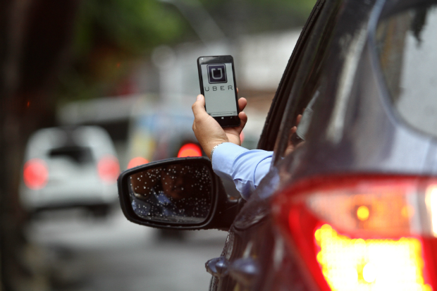 Aplicativo transformou o servio de transporte e ainda gera polmica. Foto: Paulo Paiva/DP