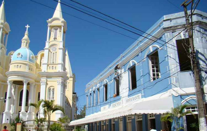 A Catedral de So Sebastio  motivo de orgulho para os moradores. Com estilo barroco, tem vista para o belo mar da Bahia. Foto: Alfredo Duraes/EM/D.A. Press