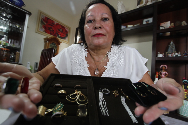 H mais de 30 anos, Albertina Duarte, aposentada, usa o penhor nos momentos de aperto financeiro. Foto: Ricardo Fernandes/DP