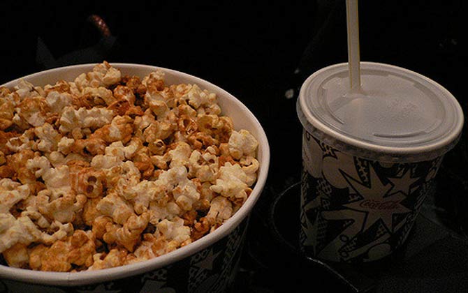 Associaes querem impedir a entrada de alimentos comprados fora dos cinemas. Foto: hirotomo t/Flickr/Reproduo