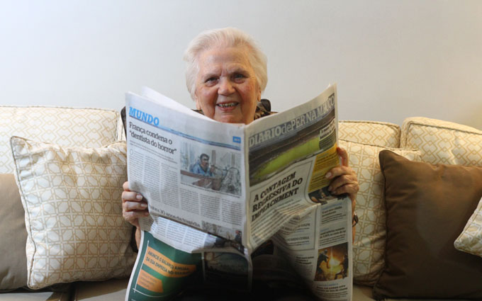 Ler o jornal  um hbito de longa data na vida de Maria Dulce. Foto: Brenda Alcntara/Esp DP (Ler o jornal  um hbito de longa data na vida de Maria Dulce. Foto: Brenda Alcntara/Esp DP)