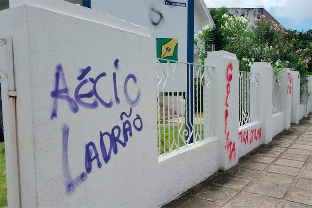 Muro foi pichado com frases contra o presidente nacional do PSDB, senador Acio Neves, e o processo de impeachment da presidente Dilma Rousseff