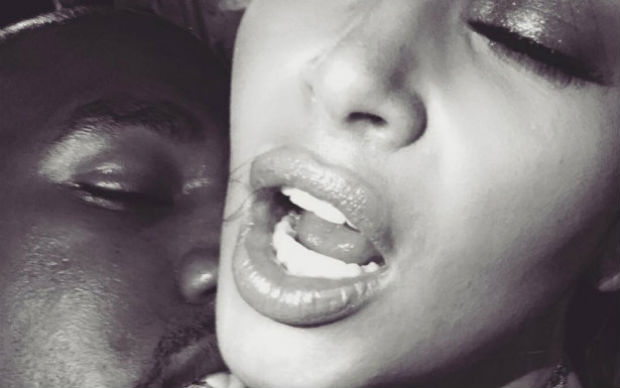 Kim Kardashian e Kanye West em momento sensual. Foto: Instagram/Reproduo
